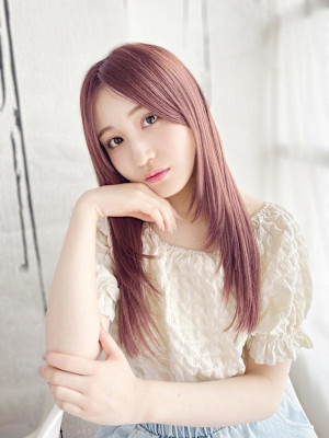 ハイトーンピンクの内巻きレイヤースタイル