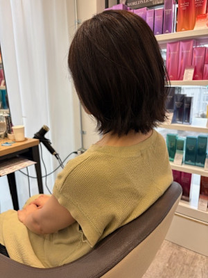 オリーブベージュ　大人ボブスタイル