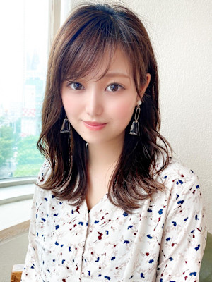 2wayバングでイメチェン！顔まわりレイヤーくびれヘアが人気