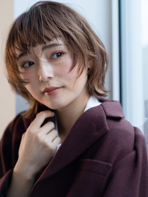 ルーズなニュアンスパーマウルフボブと透明感ベージュカラー