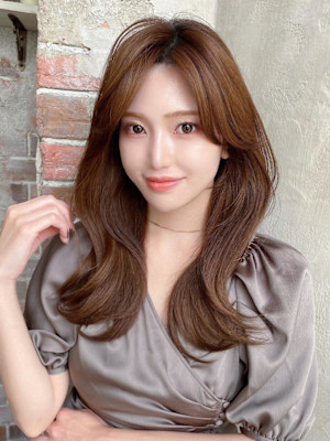 大人かわいいくびれヘアセミロング × ミルクティーベージュ