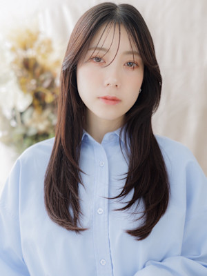 顔回りレイヤーカット小顔ストレートロング　くすみベージュ