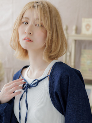 ブリーチオンカラーニュアンスパーマボブディ　フェザーショート