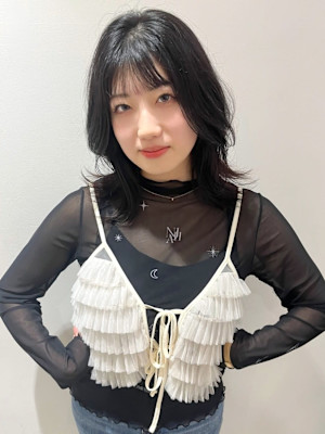 ミディアムレイヤー 暗髪グレージュ くびれ巻き 顔周りカット