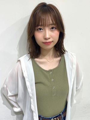 オリーブベージュ ミディアム 顔周りレイヤー 20代