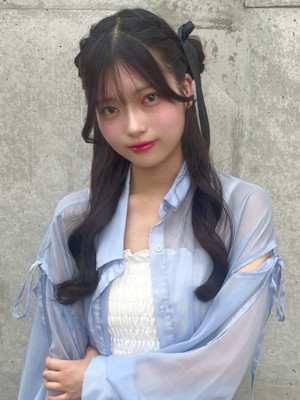 ヘアアレンジ ハーフツイン 顔周りレイヤー 韓国 ゆる巻き