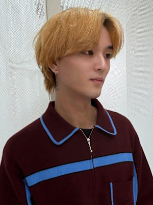 センターパート マッシュ 金髪 ニュアンスパーマ ブリーチ