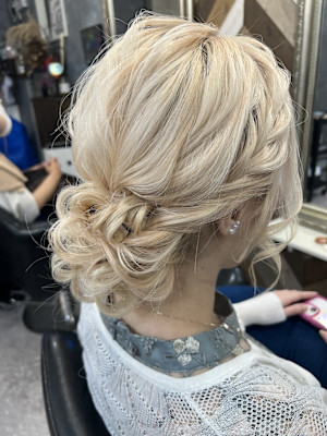 ハイトーンに映える柔らか質感のまとめシニヨン