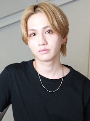 抜きっぱなしブロンド マッシュウルフ センターパート 韓国