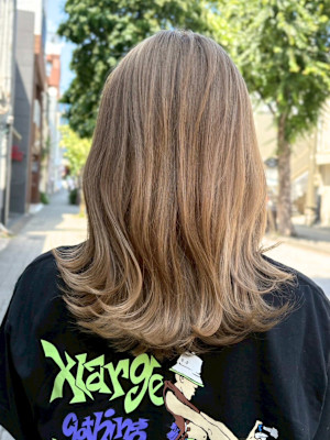 ベージュグラデーション/外ハネ/ハイトーン