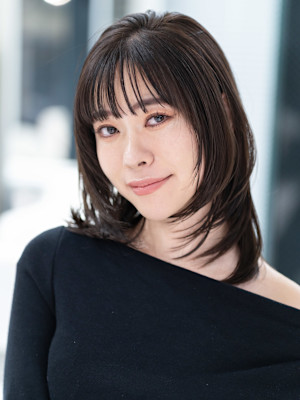 マッシュバングとハイレイヤーハッシュカットミディアム