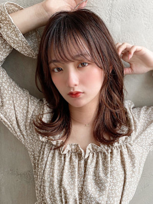 2wayバングでイメチェン顔まわりレイヤーのくびれヘアが人気