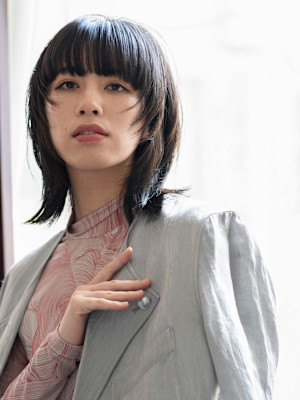 ぱっつん厚めワイドバングのモードマッシュウルフボブ