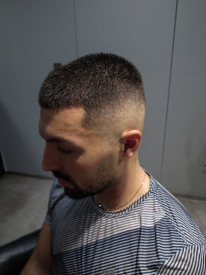 バーバーボウズスキンフェードアッシュブラック/渋谷