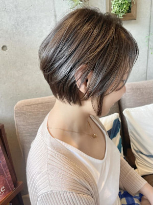 シルエット美人な前下がりヘア