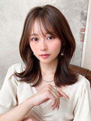 2wayバングでイメチェン顔まわりレイヤーのくびれヘアが人気