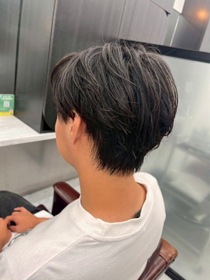 ツーブロック　ネープレス　センターパート　黒髪　ストレート