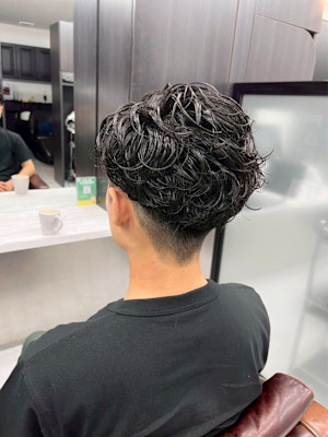 刈り上げ　無造作パーマ　黒髪　