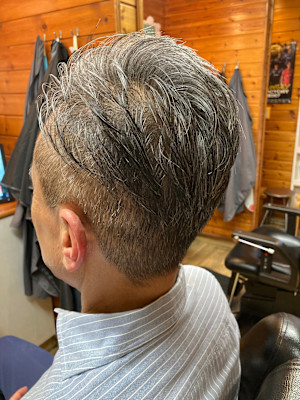 グレーヘアのツーブロックスタイル