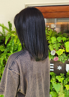 モノトーン艶カラーで叶う、赤みオフの大人髪