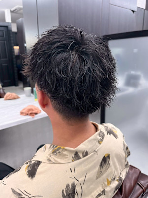 刈り上げ　短髪　ピンパーマ　黒髪　パーマ