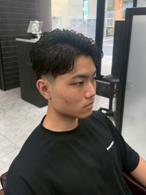 ツーブロック　刈り上げ　アップバング　　ビジネスショート