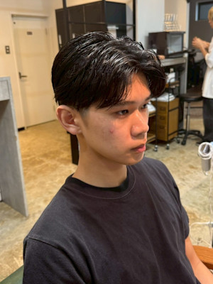 ツーブロック　刈り上げ　ショートセンターパート