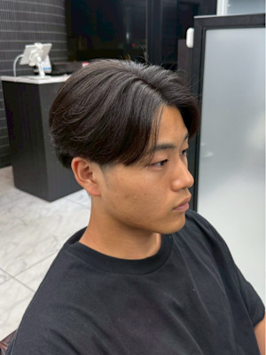 毛流れセンターパート　ツーブロック　刈り上げ　ナチュラル