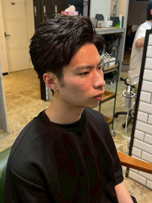 フェザーショート　束感　アップバング　ツーブロック　刈り上げ