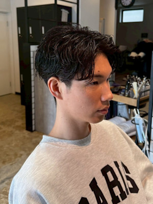 センターパート　無造作　くせ毛　ツーブロック　刈り上げ　