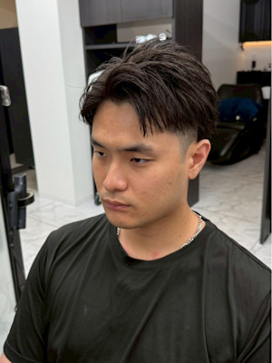 ツーブロック　刈り上げ　アップバング