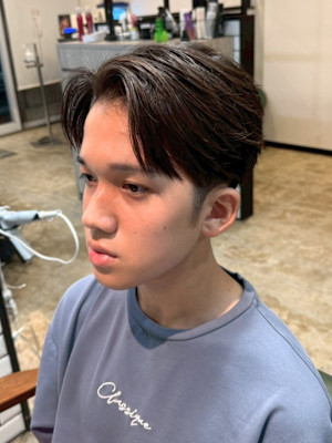 毛流れセンターパート　ツーブロック　刈り上げ