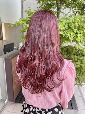 ピンクロングでつくるフェミニンヘア