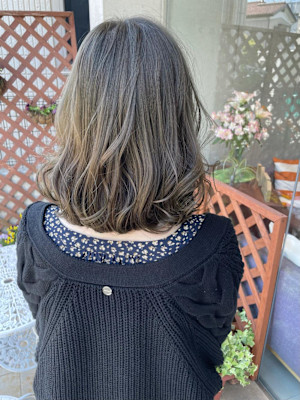 オリーブグレーで叶える透明感ヘア