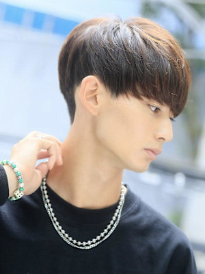 横顔が決まるナチュラルマッシュ