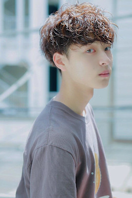 無造作マッシュ　スパイラル　刈り上げ