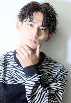 ツイスパ　センターパート　スパイラル　刈り上げ