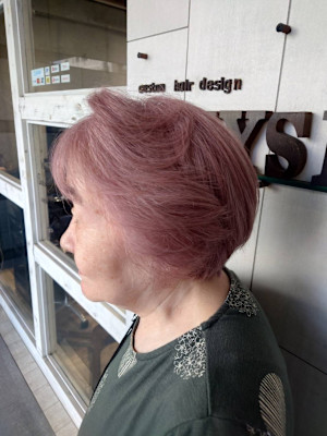 淡いピンク色が可愛いショートボブ