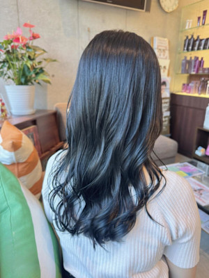 暗髪でも透け感たっぷりネイビーグレー