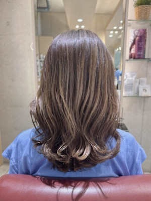 プリンが目立ちにくいアッシュベージュカラー