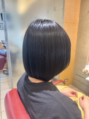 暗髪ネイビーボブ