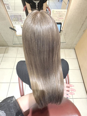 ハイトーンを楽しむアッシュグレージュ