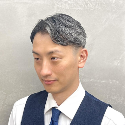 グレーヘアを活かした洗練ビジネススタイル