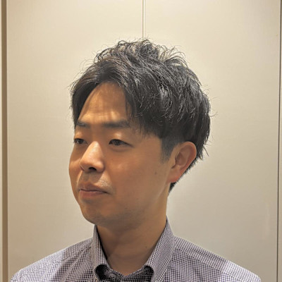 爽やかなアップバングスタイル