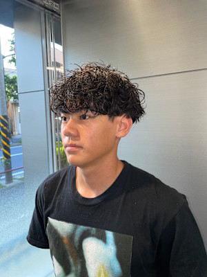 動きと存在感を楽しむパーマスタイル【三軒茶屋】