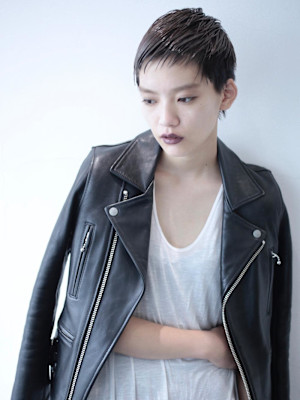 くびれヘアアプリコットオレンジ夏ハイライトカラー黒髪ショート