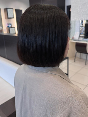 ツヤ感あふれるナチュラルボブ