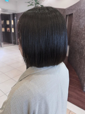 ツヤ感あふれるナチュラルボブ