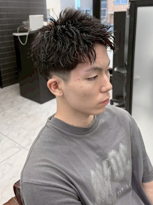 無造作ショート　ピンパーマ　刈り上げ　短髪　黒髪