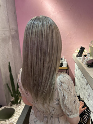 ホワイトグレージュ